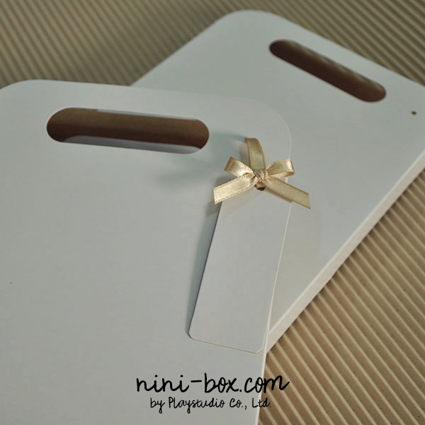 Daisy { paper bag } Daisy { paper bag }